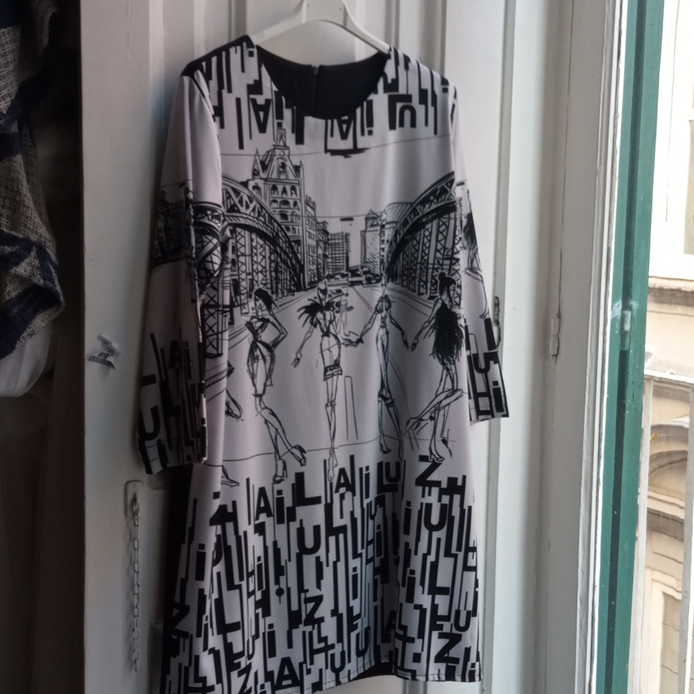 Beautiful Very light gray and black print dress city scene Luizza brand Aprox XL